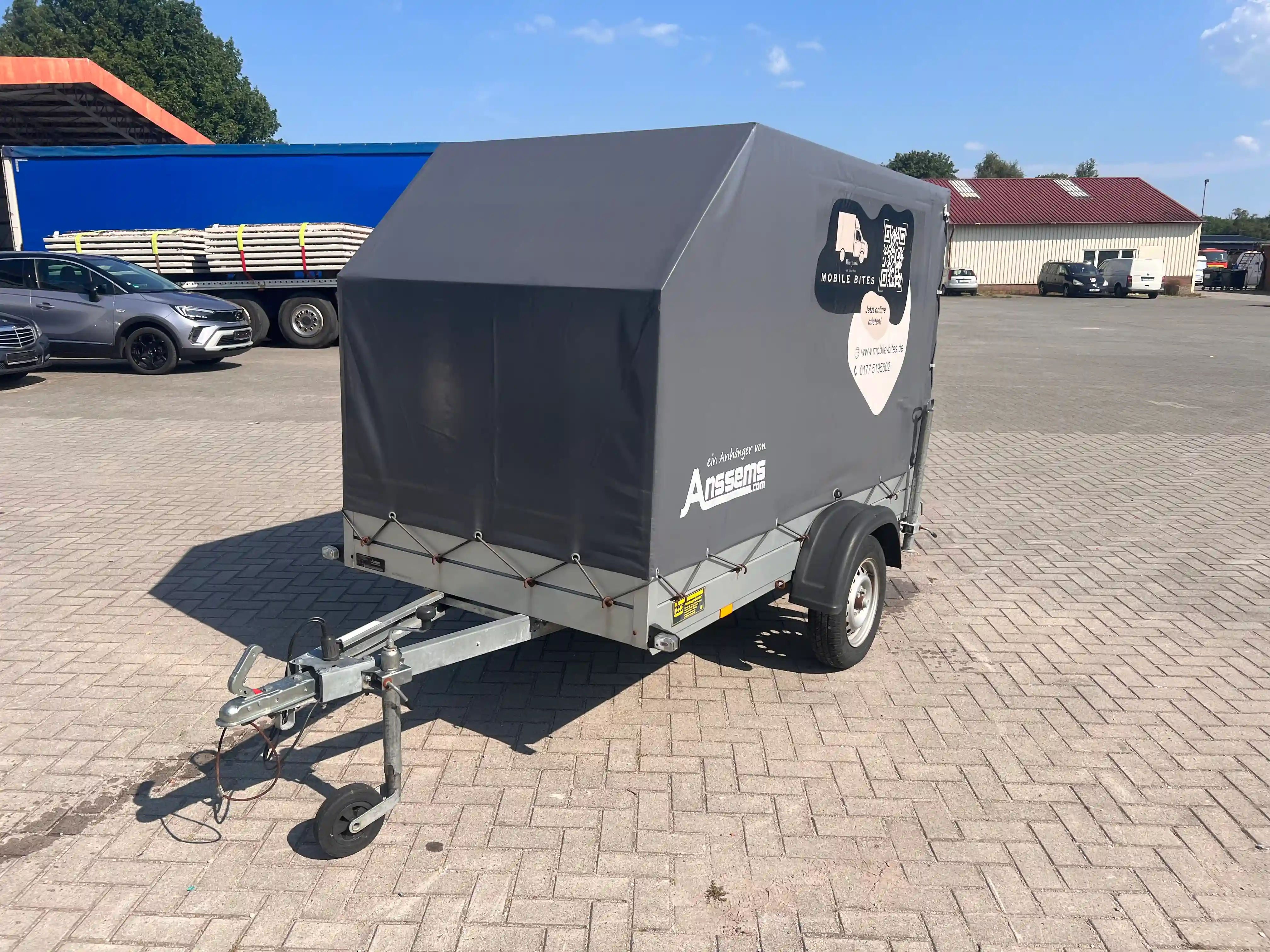 Großer 750 kg Anhänger mit Hochplane