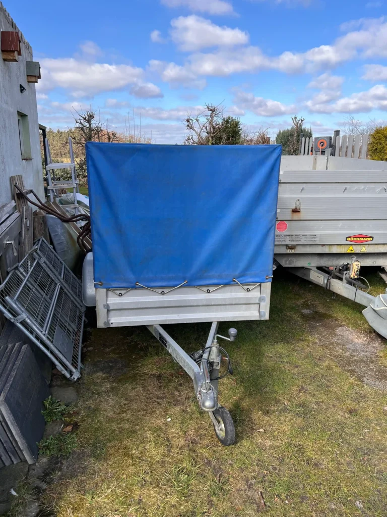 a trailer with a blue tarp