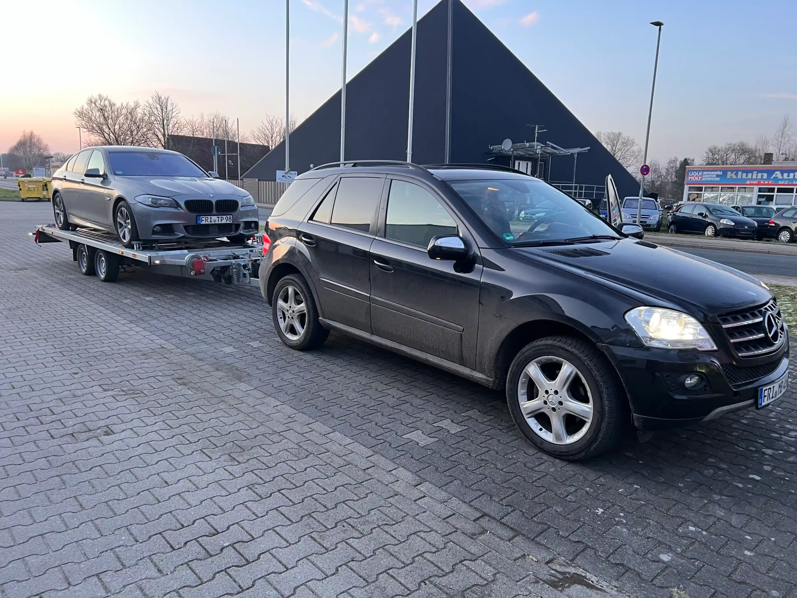 Böckmann AH 5021/35 Autotransporter mit tiefergelegtem BMW auf dem Anhänger