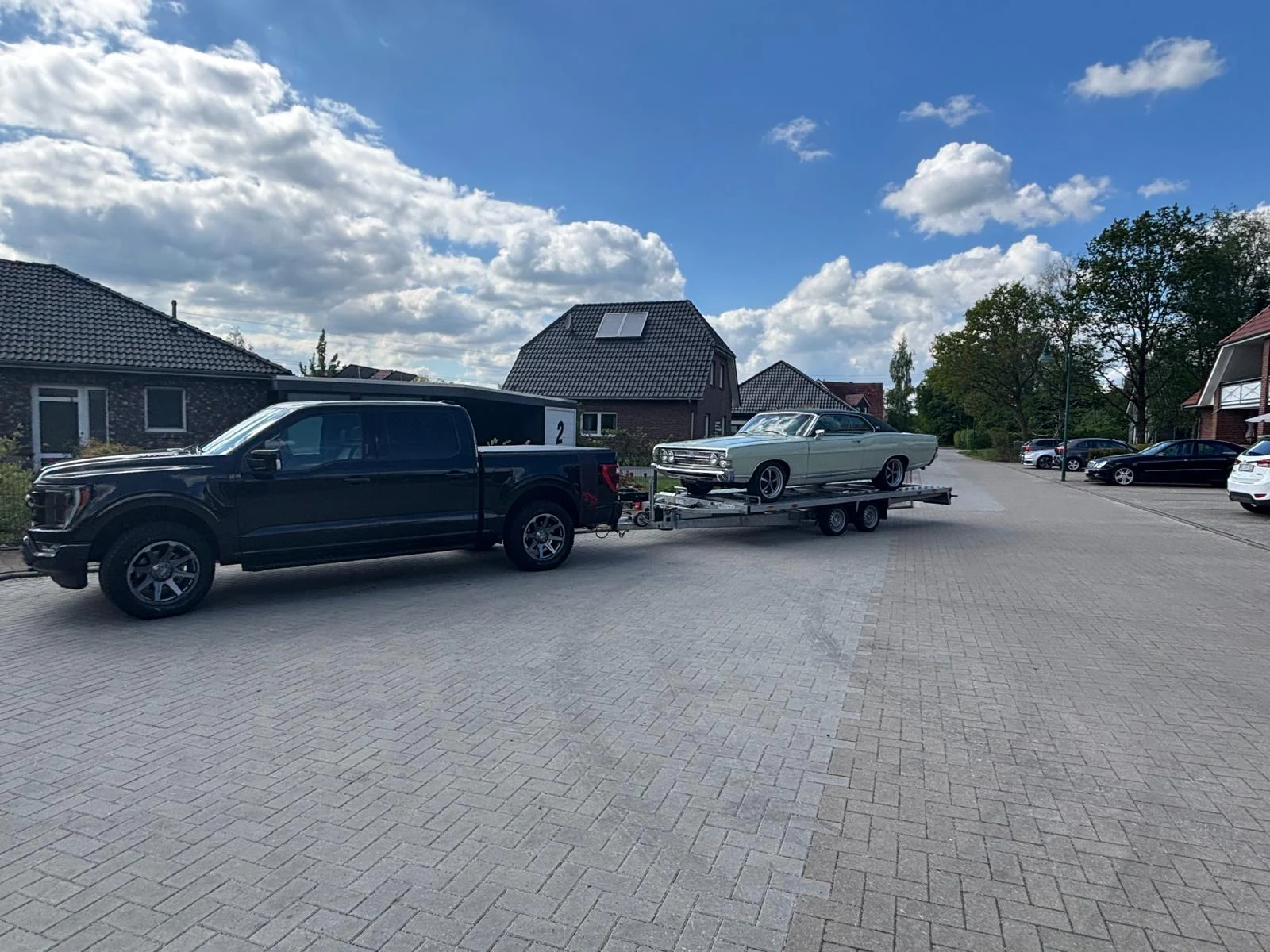 Oldtimer auf Böckmann Autotransporter bei Fahrzeugüberführung