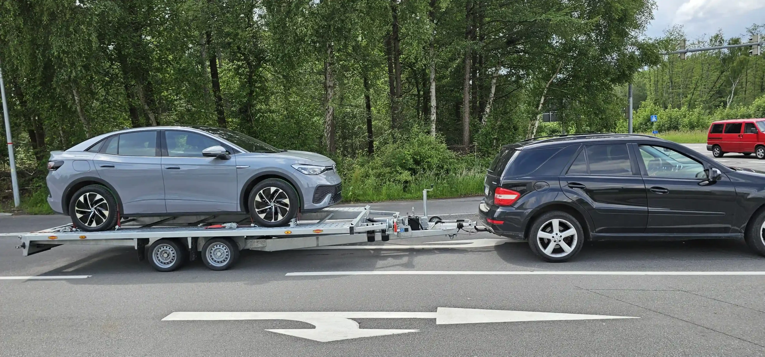 VW ID.5 auf Böckmann Fahrzeugtransporter in Bockhorn