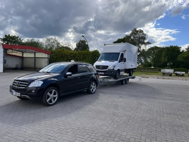 Mercedes ML zieht großen Sprinter auf Autotransporter